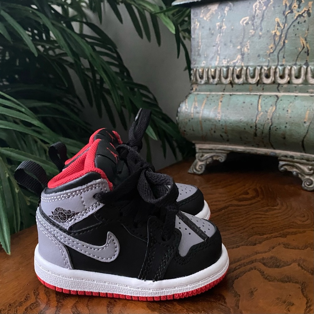 Jordan 1 Mid Toddler High-Top Sneakers in Black, Gray & Red